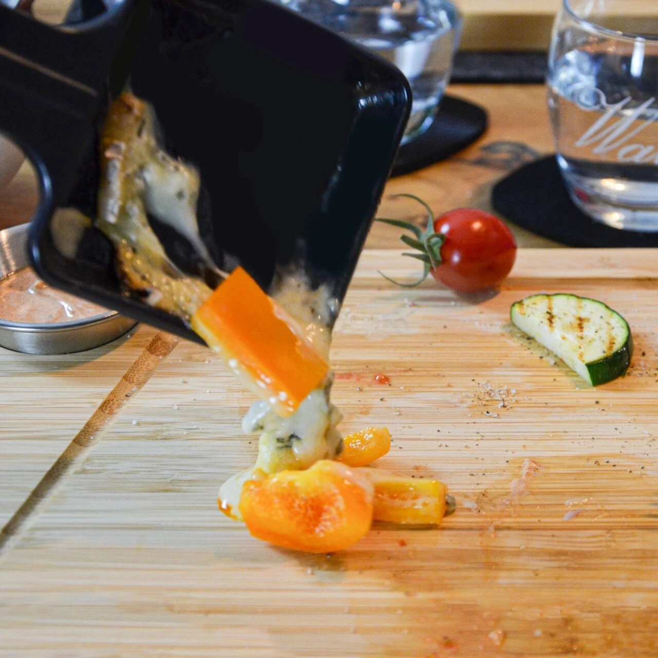 2 Personen Raclette Teller Set - 30x25 Raclette Brettchen Pfännchen Untersetzer 5 2 Personen Raclette Teller Set - 30x25 Raclette Brettchen Pfännchen Untersetzer – Bild 5